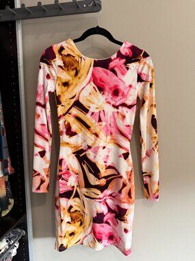 ✨ Jennifer Lopez Long Sleeve Low Back Dress – Statement Piece ✨